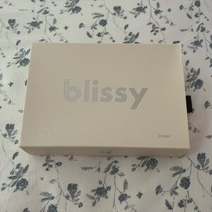 NWT brand new in box blissy white silk pillowcase queen.